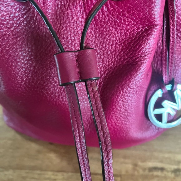 Michael Kors Jules Drawstring Large Handbag adjustable Strap Dark Pink Leather - Picture 9 of 16